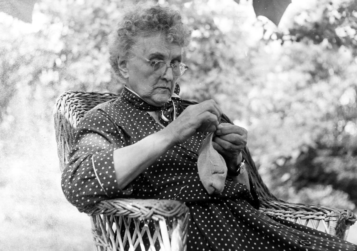 Egy idős hölgy varr