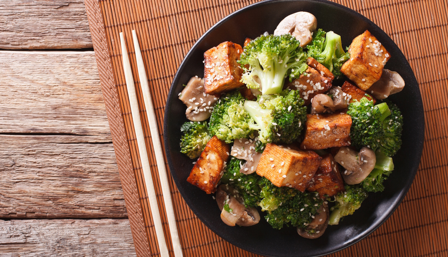 brokkoli, szója, szezámmag tálban