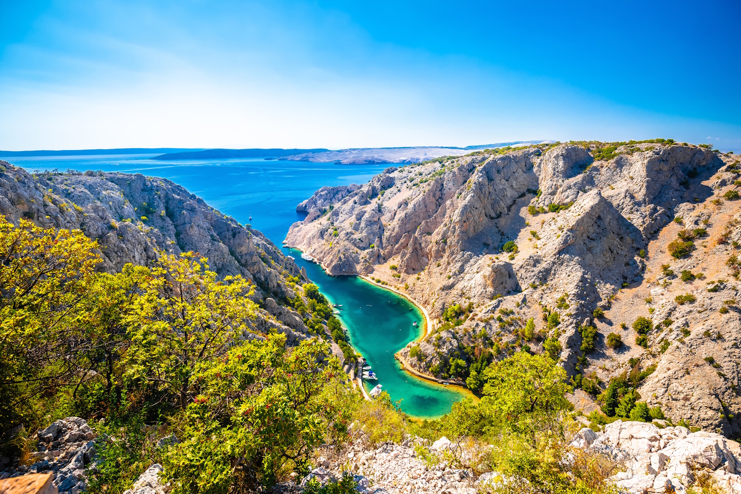 A Zavratnica fjord a Velebit hegységben