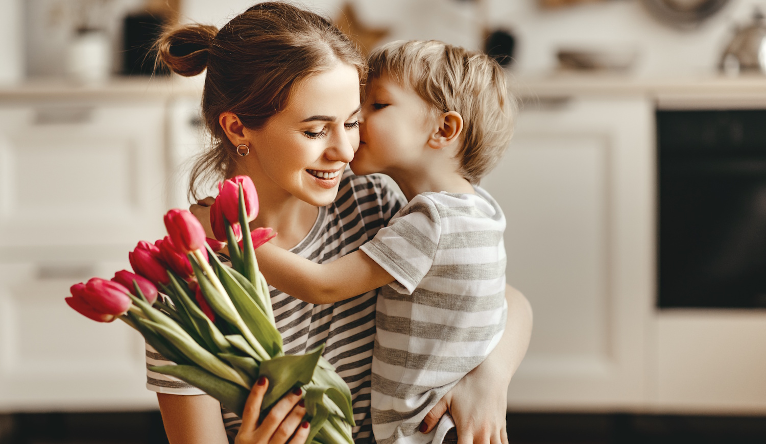 Kisfiú virágcsokrot adott az anyukájának