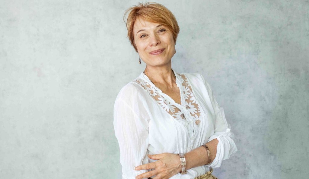 Középkorú nő divatos ruhában