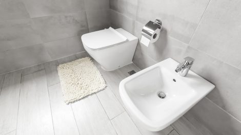 Bidé a WC mellett
