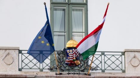 európai uniós és magyar zászló egy budapesti ház falán