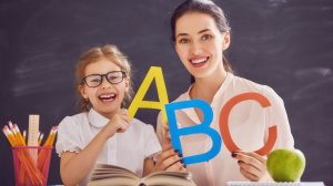 Egy anyuka és a lánya az ABC-t tanulja