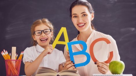Egy anyuka és a lánya az ABC-t tanulja