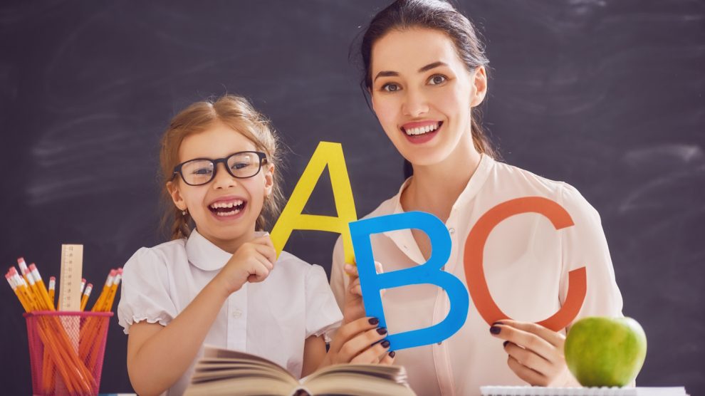 Egy anyuka és a lánya az ABC-t tanulja