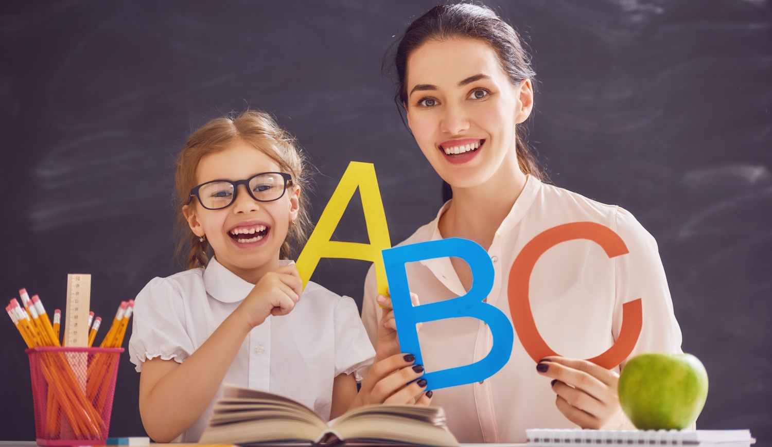Egy anyuka és a lánya az ABC-t tanulja