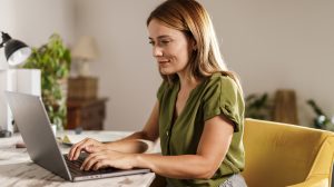 Nő gépel a laptopon