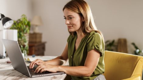 Nő gépel a laptopon