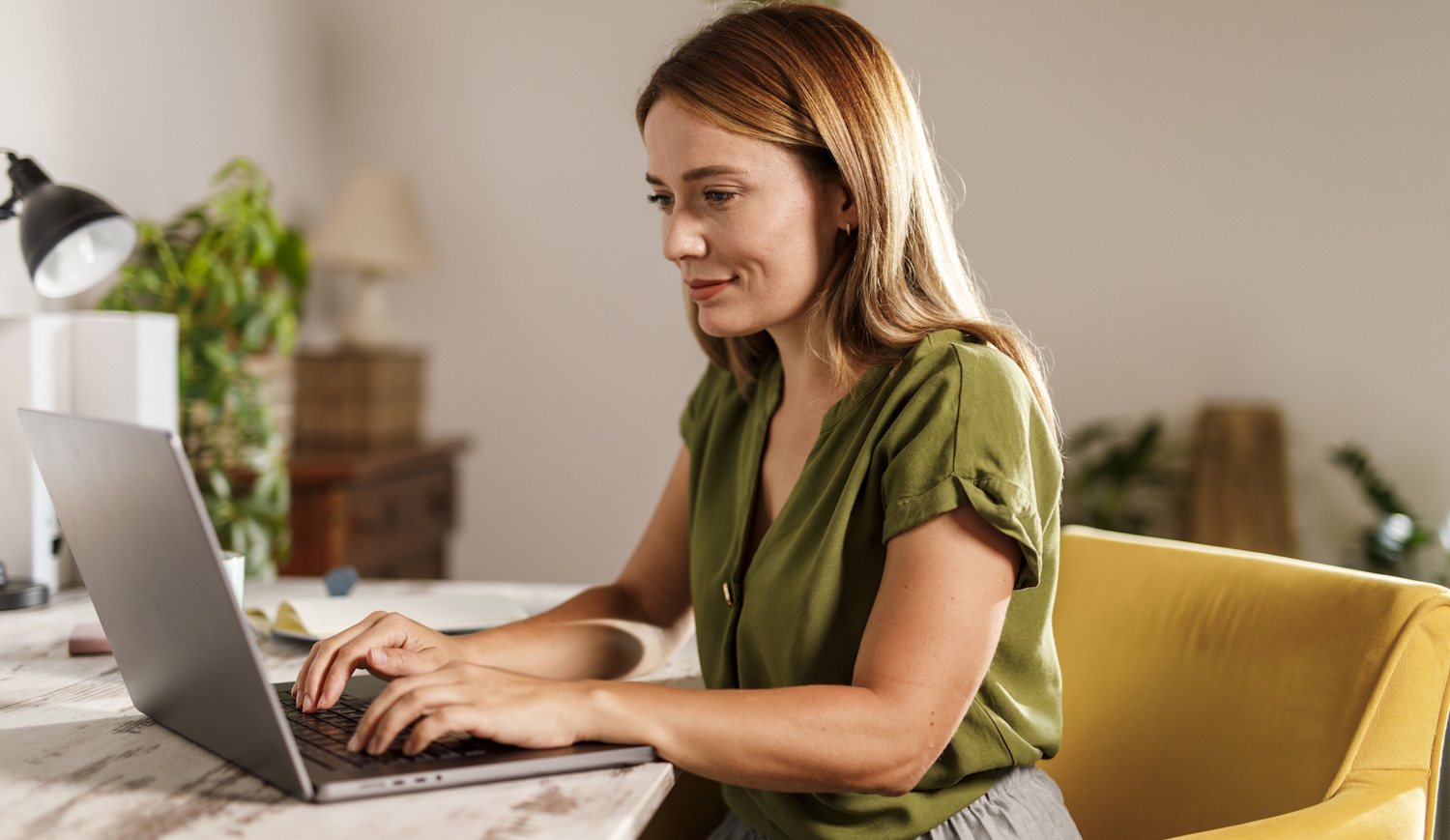 Nő gépel a laptopon