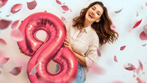 Fiatal nő nyolcas lufival