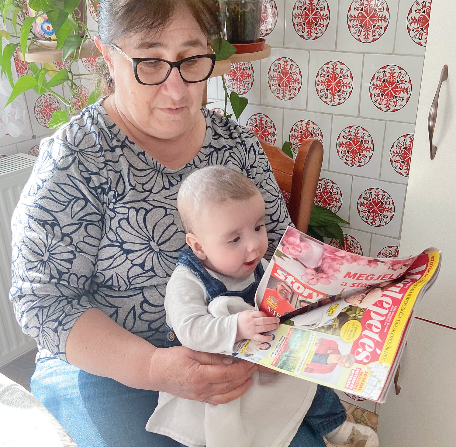 Hűséges olvasónk Icuka és unokája Mikike