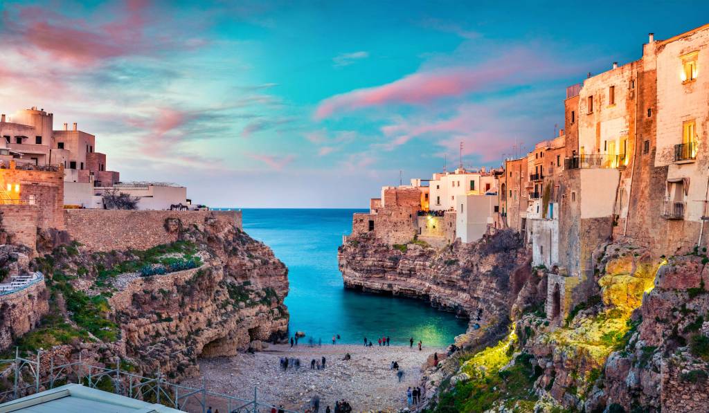Polignano a Mare városának látványos tavaszi városképe