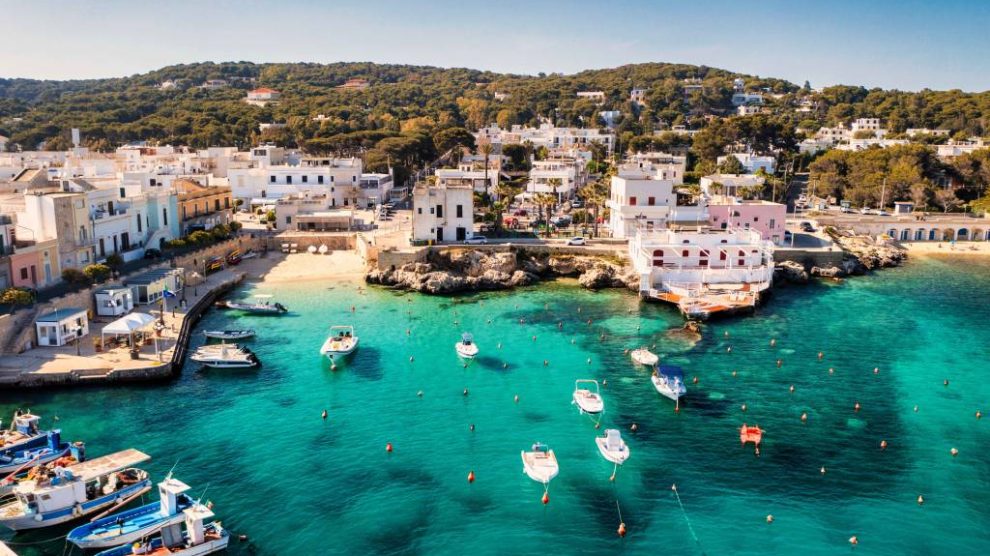 A Jón-tengerre néző, fehérre festett villák jellemzik a festői Santa Caterinát