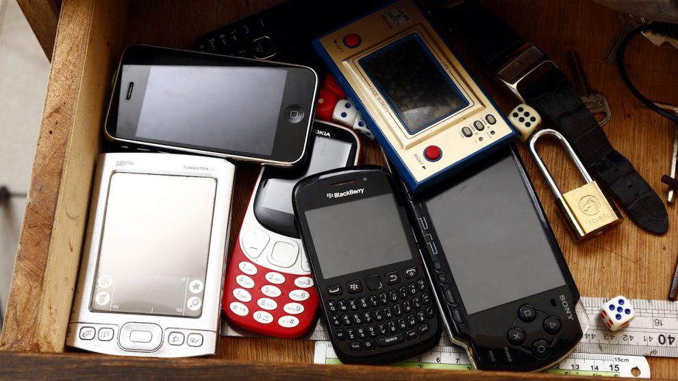 Régi telefonok egy szekrényben