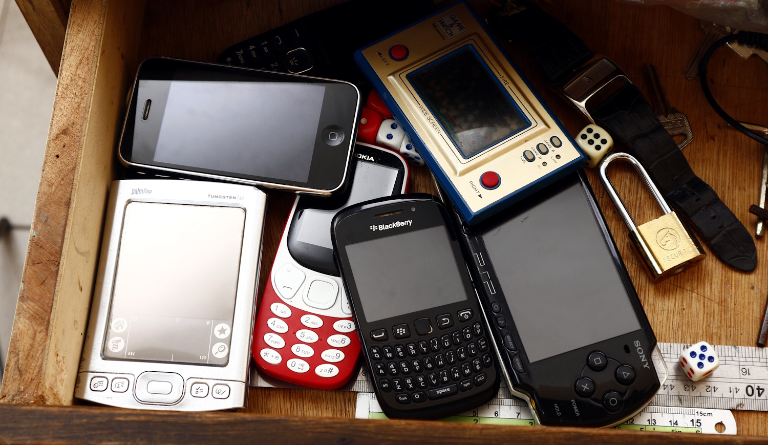 Régi telefonok egy szekrényben