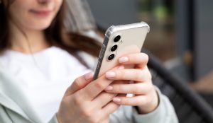 nő a samsung s23-as telefonját nyomkodja