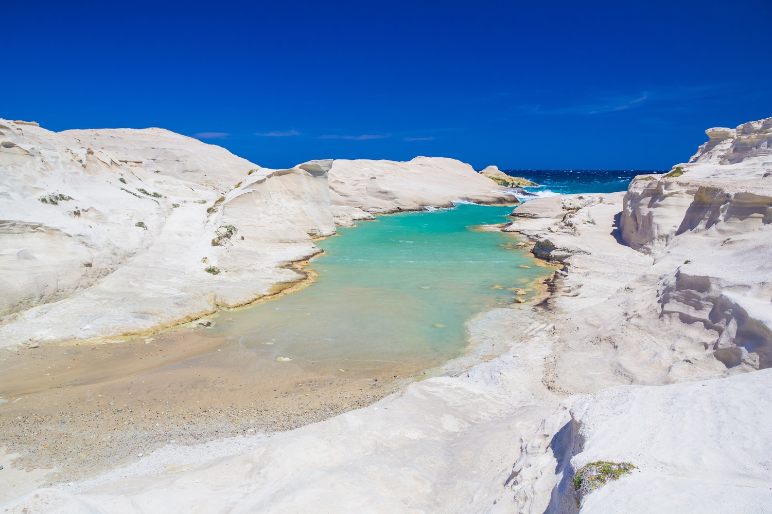 sarakiniko strand milos sziget görögörszág