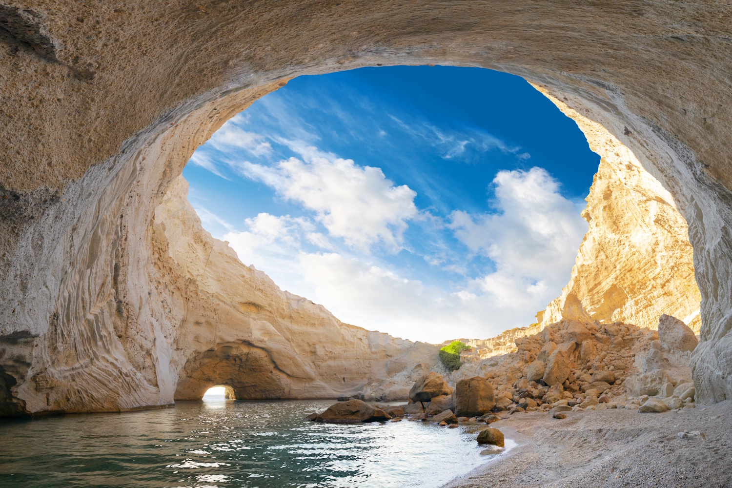 sarakiniko strand milos sziget görögörszág