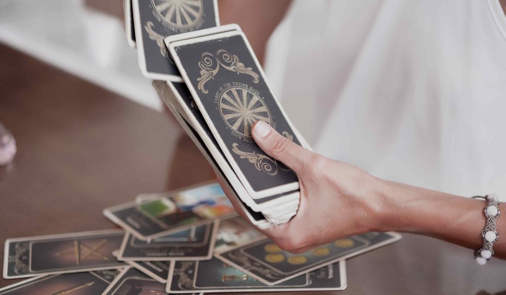 Nő jósol tarot kártyából