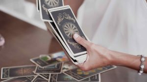 Nő jósol tarot kártyából