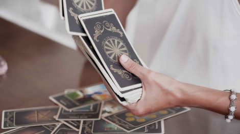 Nő jósol tarot kártyából