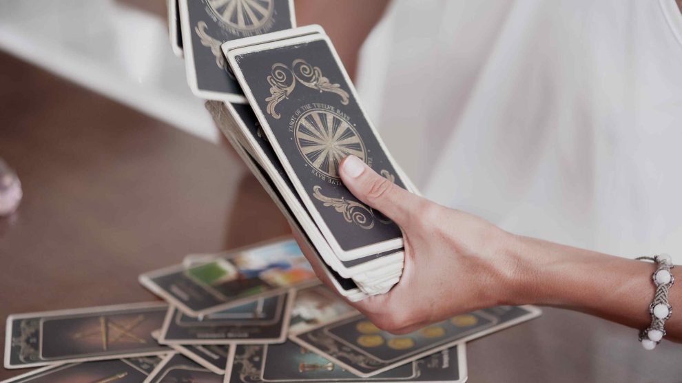 Nő jósol tarot kártyából