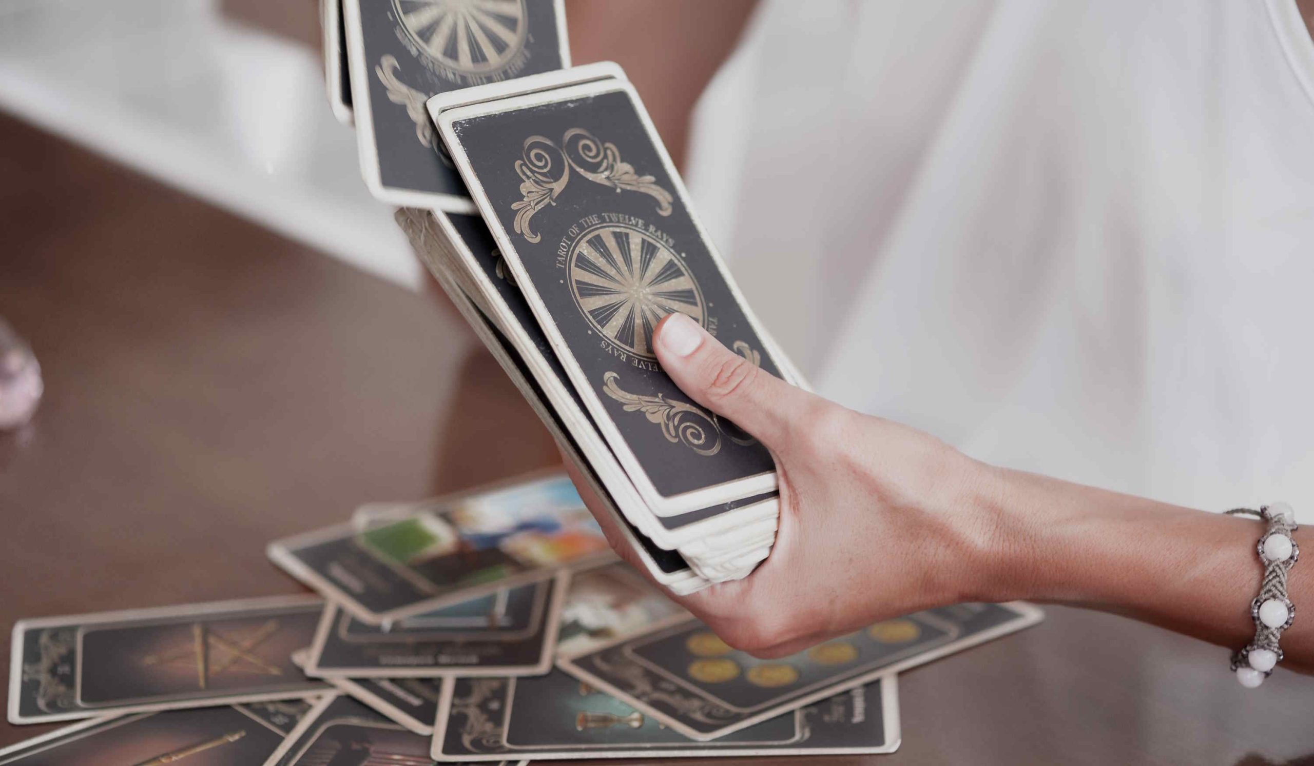 Nő jósol tarot kártyából