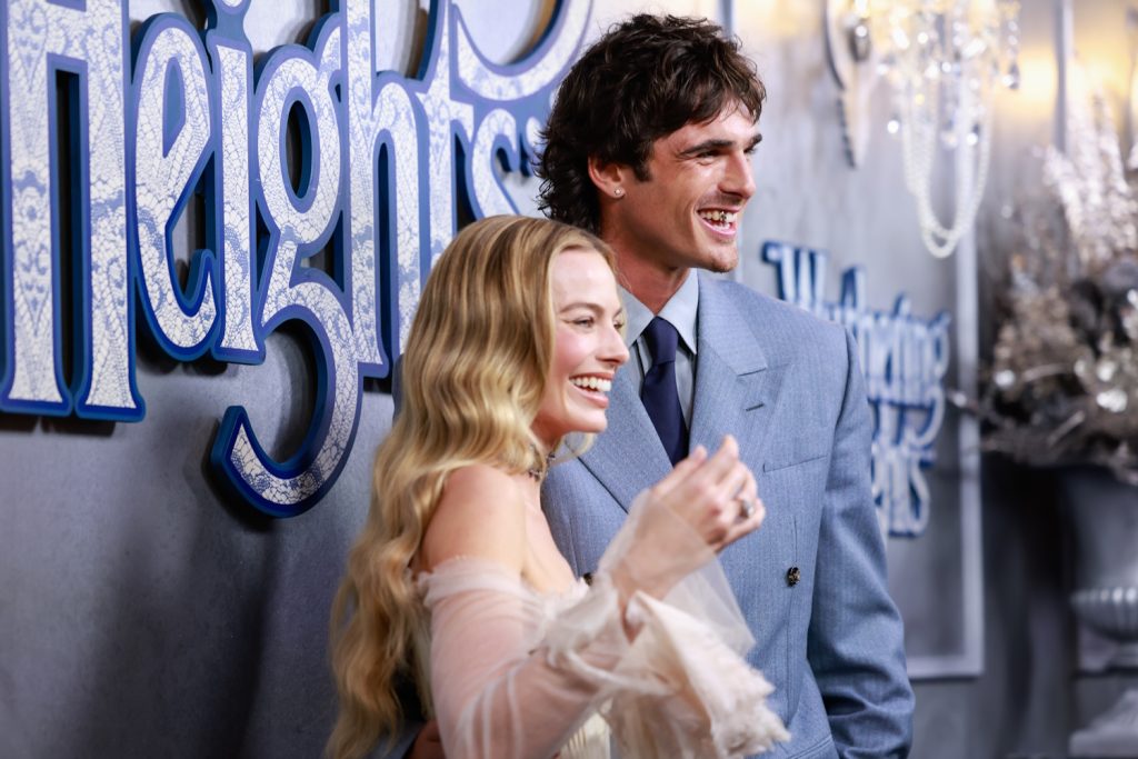 Margot Robbie és Jacob Elordi az Üvöltő szelek bemutatóján