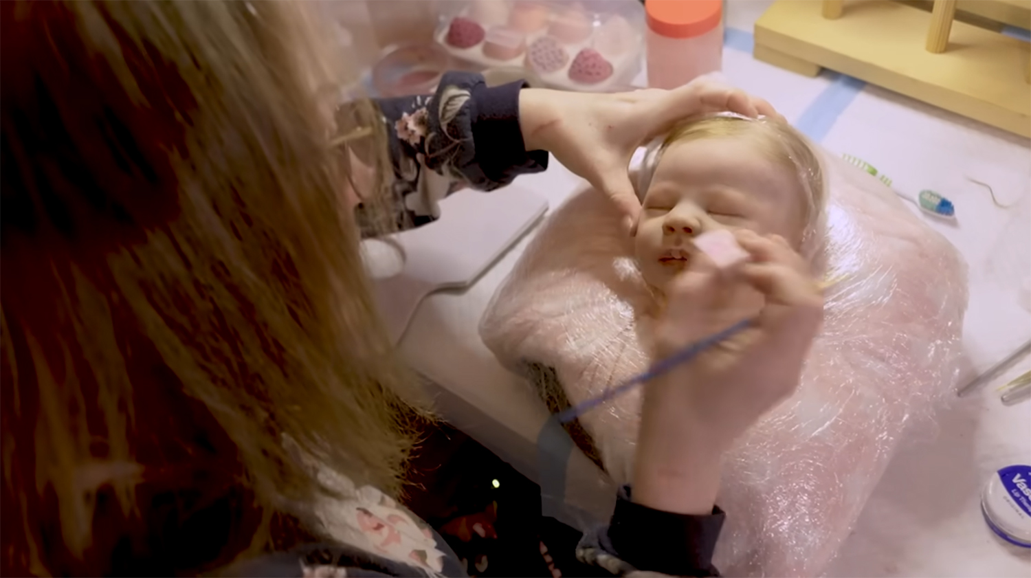 reborn babát készítő nő
