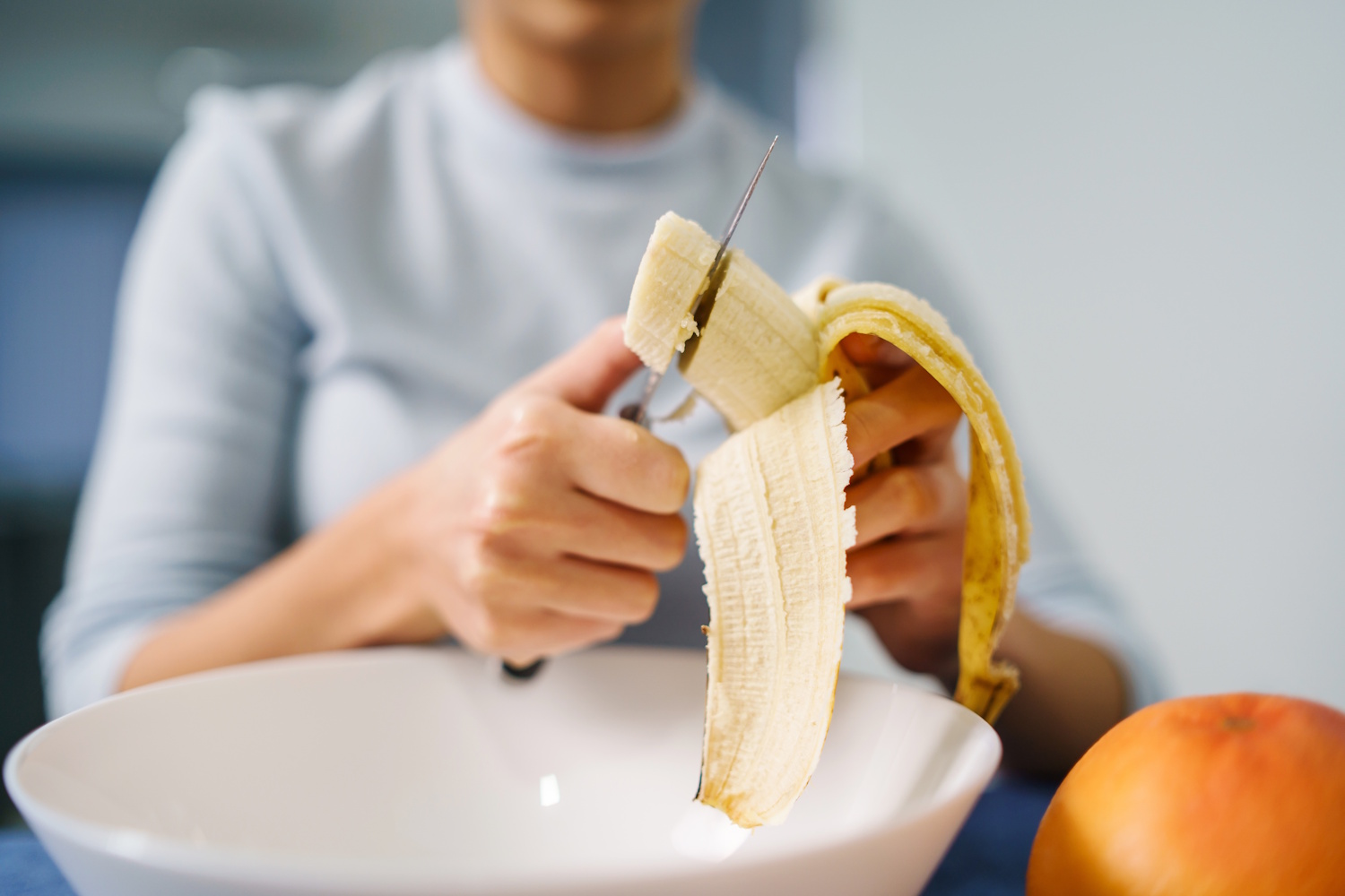 Banánt vág fel egy nő | Meglepetés Banánt vág fel egy nő