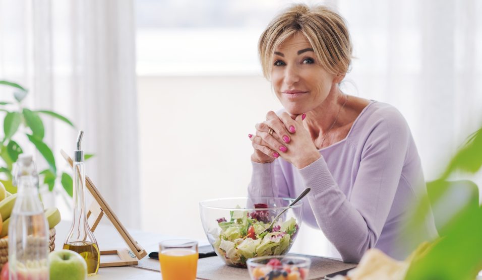 esti-salata | Meglepetés középkorú nő salátát eszik vacsorára