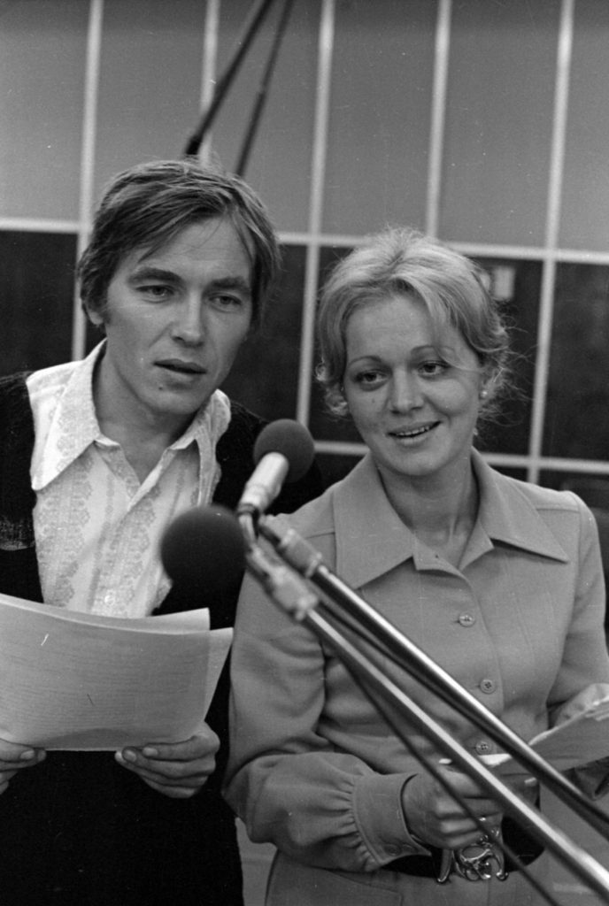 1974: a Magyar Rádió stúdiója, Hubay Imre Tüzet viszek című hangjátékának felvétele. Kozák András és Hámori Ildikó színművészek