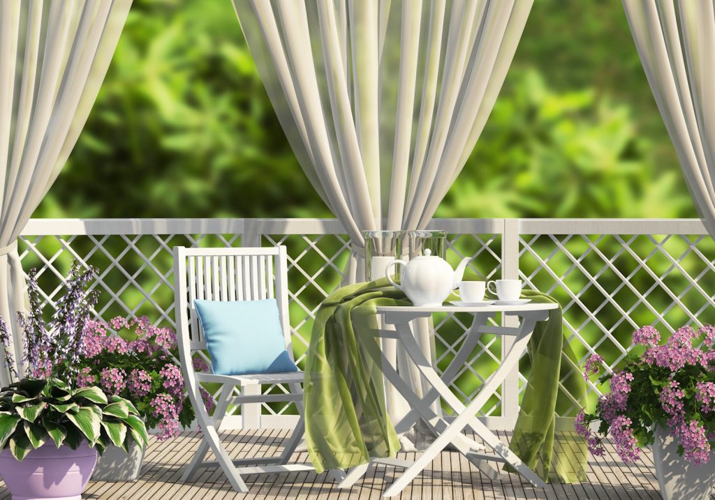 Terrace in the garden with curtains | Meglepetés