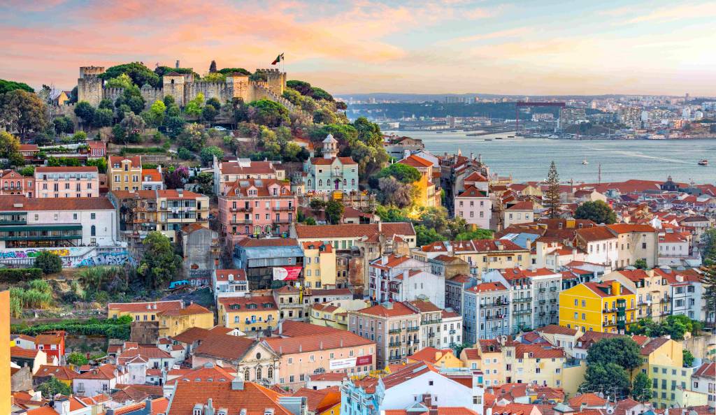 Lisszabon látképe a São Jorge kastélynál naplementekor