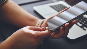 nő teszi fel a mobiltelefonját tölteni