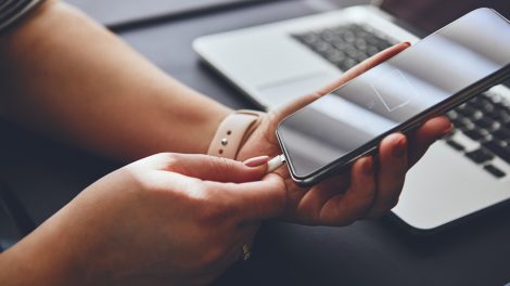 nő teszi fel a mobiltelefonját tölteni