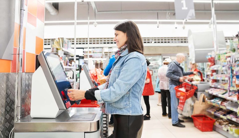 nő önkiszolgáló kasszánál vásárol | Meglepetés nő önkiszolgáló kasszánál vásárol