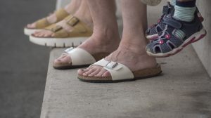 Birkenstock papucsban egy hölgy