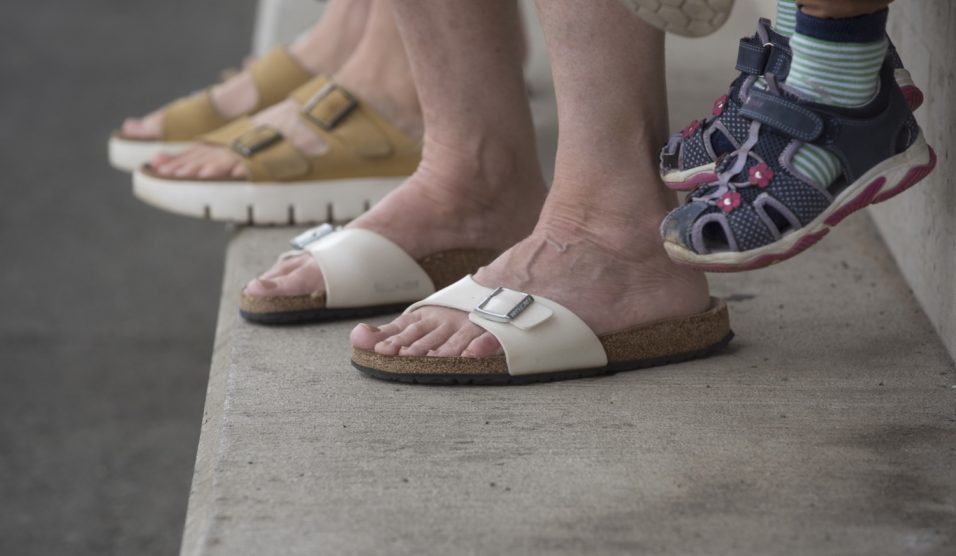 Birkenstock papucsban egy hölgy | Meglepetés Birkenstock papucsban egy hölgy