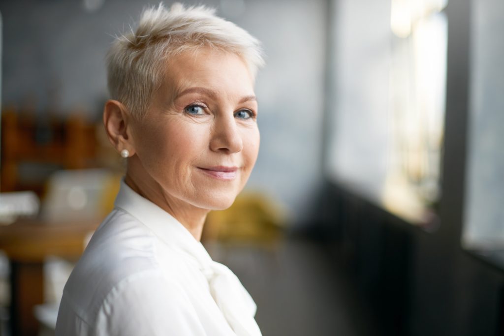 pixie | Meglepetés pixie hajvágás ősz idősebb nőn jól áll