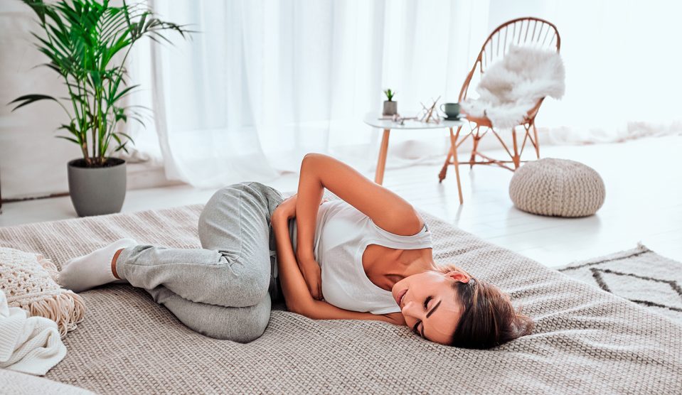Megnehezíti a reggeleket a csendes reflux | Meglepetés Gyomorfájdalmakkal fekvő nő az ágyon