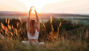nő a mezőn meditál