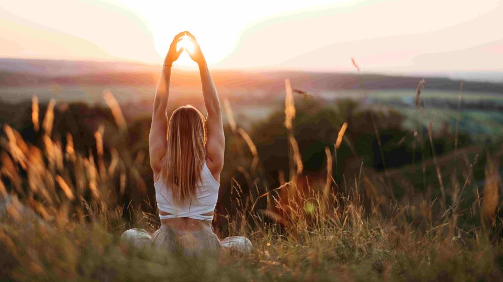 nő a mezőn meditál