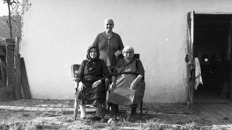 idős nénik falun 1960-as évek fekete fehér fotó