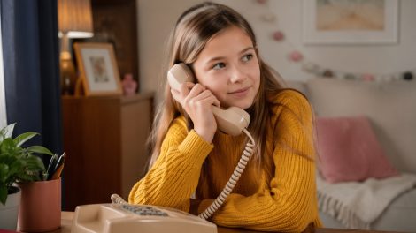 kislány vezetékes telefonon telefonál