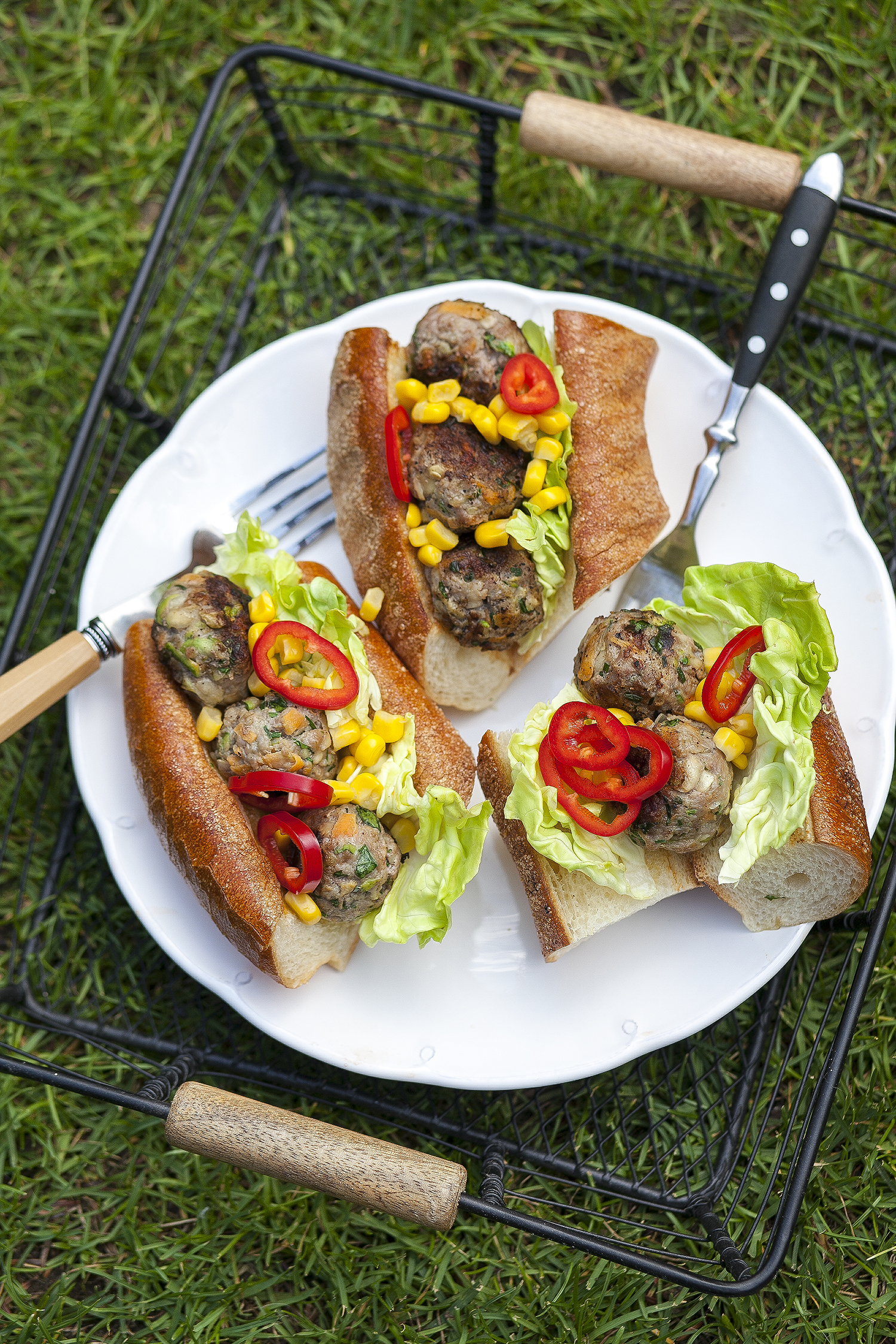 Zöldséges húsgolyók hot dog kifliben