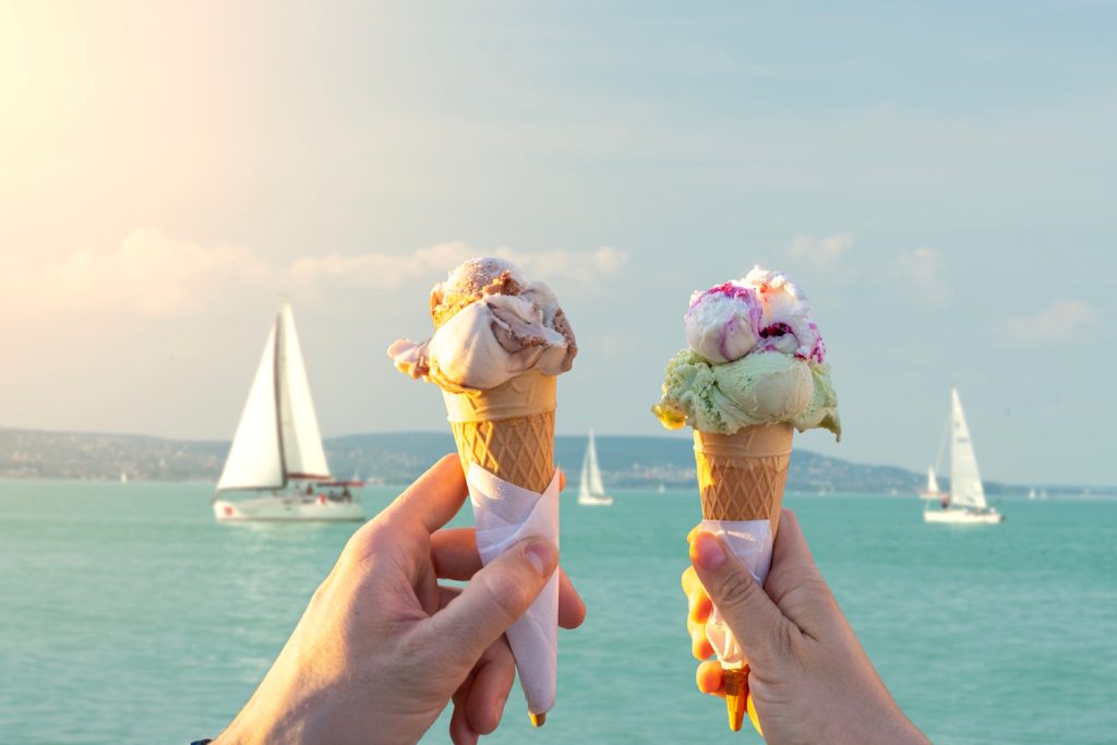 balaton vitorlásokkal előtte gombócos fagylalt tölcsérben