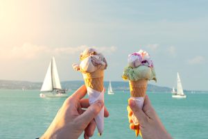balaton vitorlásokkal előtte gombócos fagylalt tölcsérben