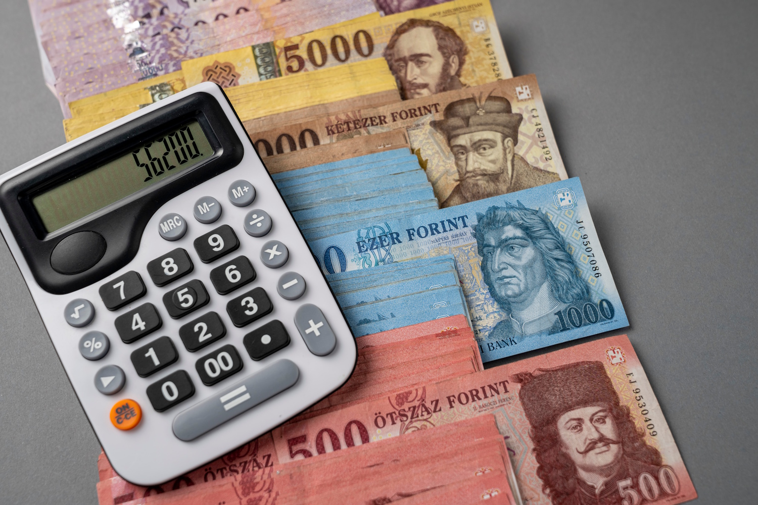 Rengeteg forint az asztalon